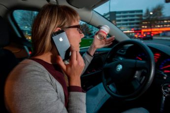 gibdd-nazvala-samye-opasnye-oshibki-s-ispolzovaniem-smartfona-za-rulem-566b797