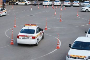 vse-pridetsja-nachinat-snachala-rossijane-prosjat-otkryt-avtoshkoly-c250ca0