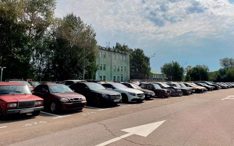 BMW и Mersa гниют там годами. Прогуливаясь по стоянке, где мы забыли машины