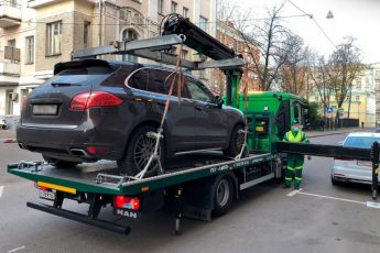 v-moskve-pristavy-zabrali-u-voditelja-porsche-za-shtrafy-na-%e2%82%bd687-tys-8851e43