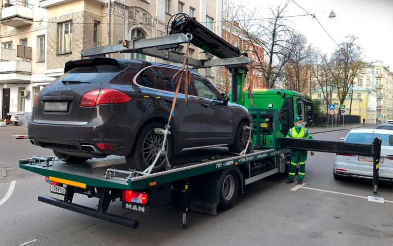 В Москве судебные приставы забрали водителя Porsche и оштрафовали его на 687 тысяч рублей.
