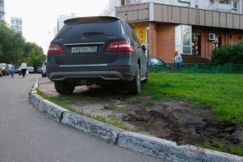 vlasti-rasskazali-skolko-voditelej-oshtrafovali-za-parkovku-na-gazonah-24d42a3