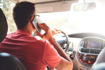 gibdd-vypisala-moskovskim-voditeljam-180-tys-shtrafov-za-telefon-i-remen-b2ff62a