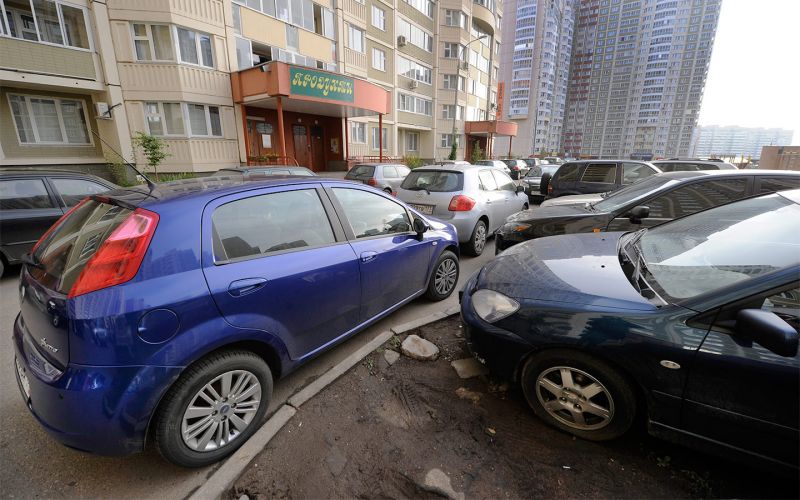 Головная боль для водителей: постепенный запрет на парковку во дворах