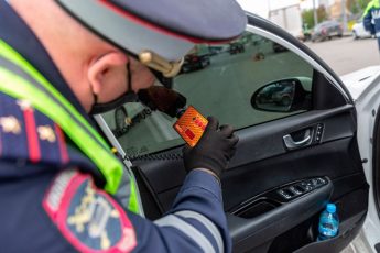 u-menja-stekla-chto-faneroj-zabity-kak-voditeli-sporjat-s-gibdd-6f193da