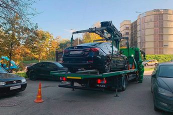 v-moskve-pristavy-zabrali-u-voditelja-mazda-za-shtrafy-na-%e2%82%bd400-tys-058003f