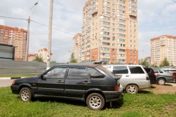shtraf-lovushka-voditel-pokazal-kak-nelzja-parkovatsja-vo-dvore-doma-65b376e