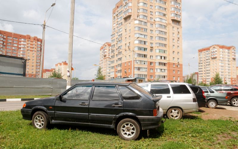 shtraf-lovushka-voditel-pokazal-kak-nelzja-parkovatsja-vo-dvore-doma-65b376e