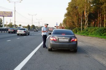shtraf-za-obochinunbsp-10-000-rub-kak-voditelej-otuchat-ot-vrednoj-privychki-3b45ba8