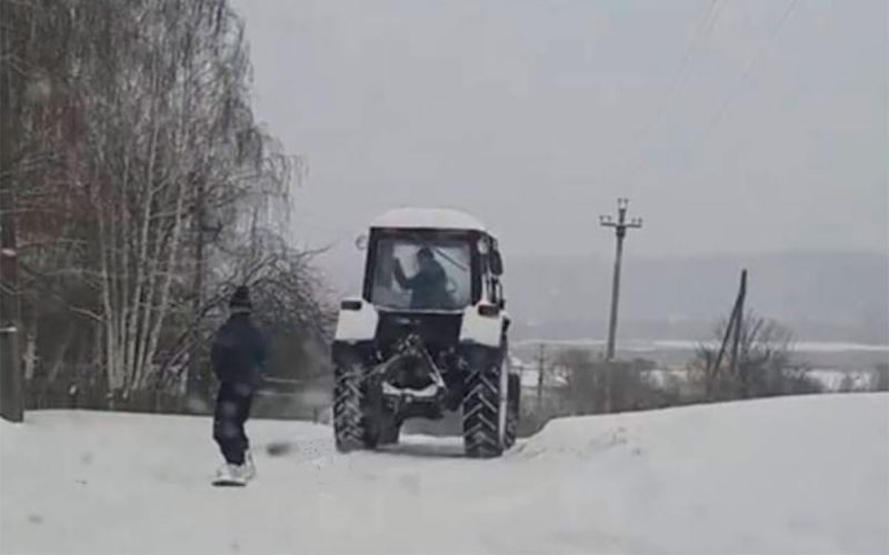 Дорожная полиция оштрафовала тракториста за катание своего напарника на санях