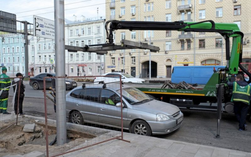 Судебный пристав забирает у водителя одолженный автомобиль. Как судебный пристав нашел должника