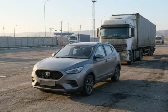 Кроссовер на площадке таможенного терминала перед оформлением после доставки из Китая.